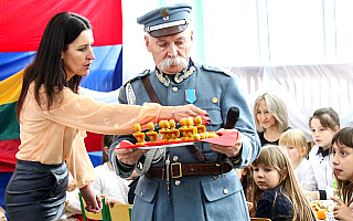 Śniadanie z Piłsudskim. Młodzież świętowała urodziny marszałka
